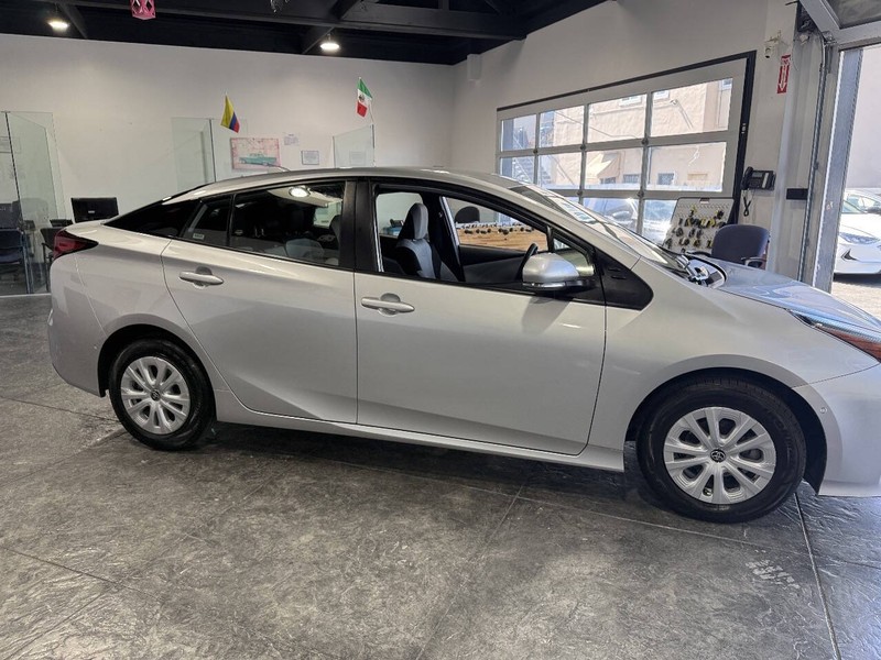 Toyota Prius Vehicle Full-screen Gallery Image 38