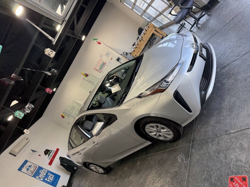 Toyota Prius Vehicle Full-screen Gallery Image 39