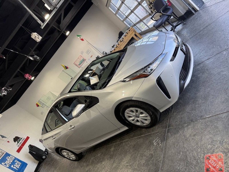 Toyota Prius Vehicle Full-screen Gallery Image 40