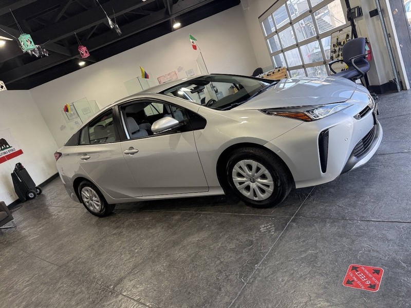 Toyota Prius Vehicle Full-screen Gallery Image 41