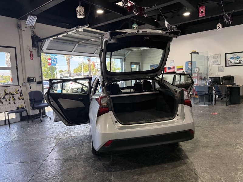 Toyota Prius Vehicle Full-screen Gallery Image 48
