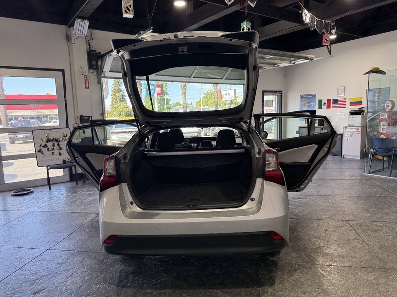 Toyota Prius Vehicle Full-screen Gallery Image 50