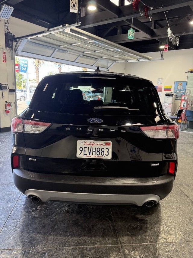 Ford Escape Vehicle Full-screen Gallery Image 18