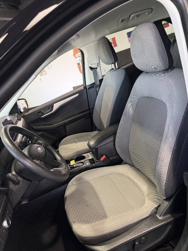 Ford Escape Vehicle Full-screen Gallery Image 34