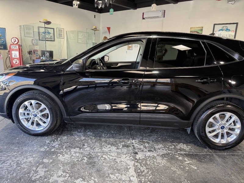 Ford Escape Vehicle Full-screen Gallery Image 14