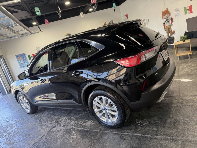 Ford Escape Vehicle Full-screen Gallery Image 16