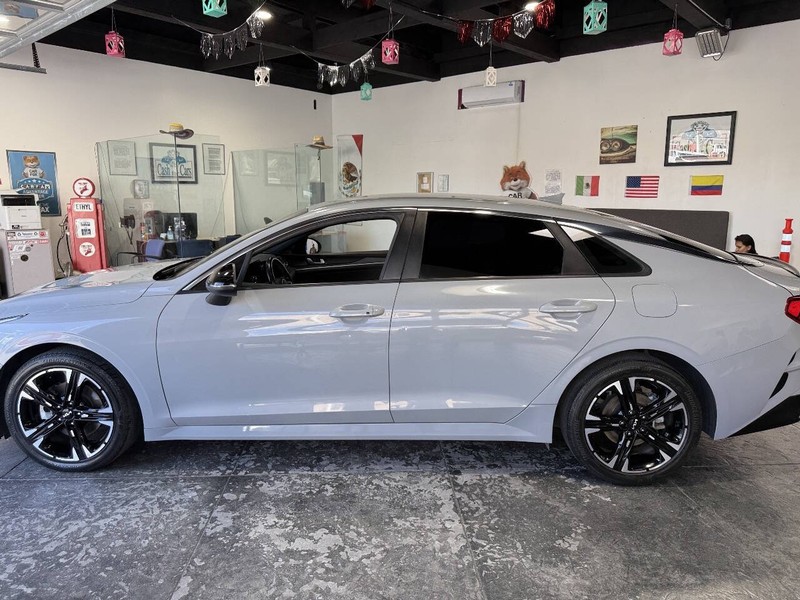 Kia K5 Vehicle Full-screen Gallery Image 10
