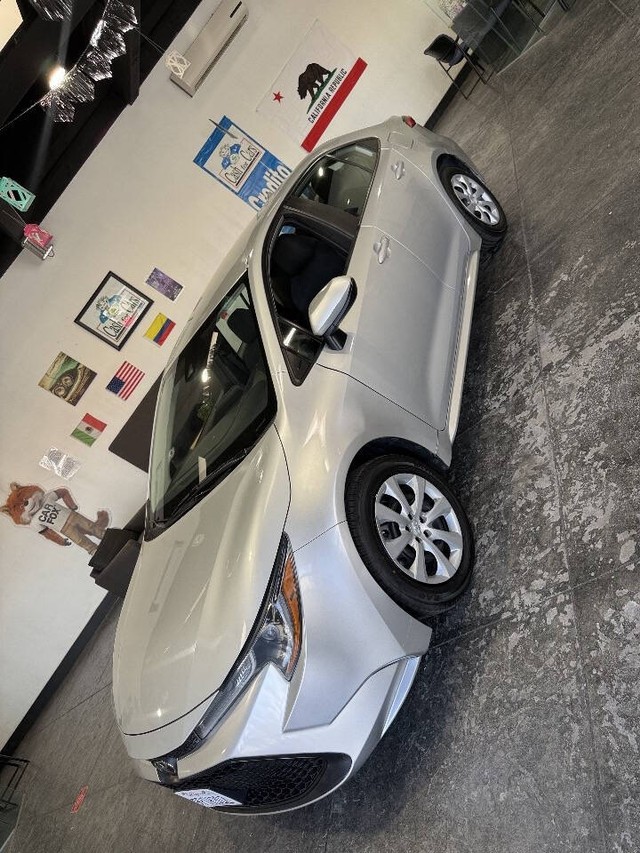 Toyota Corolla Vehicle Full-screen Gallery Image 10