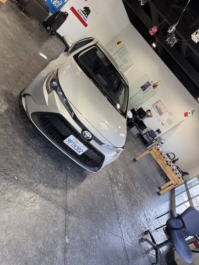 Toyota Corolla Vehicle Full-screen Gallery Image 47