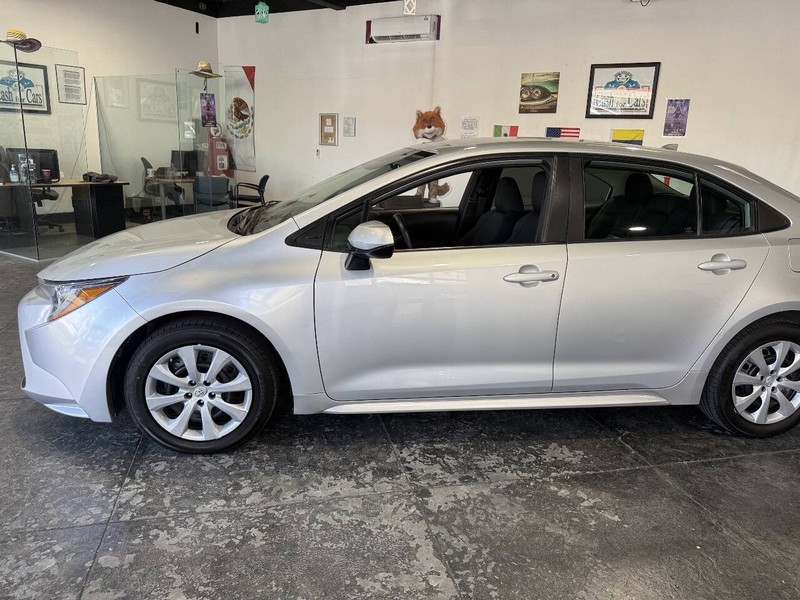 Toyota Corolla Vehicle Full-screen Gallery Image 11