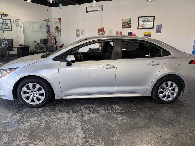 Toyota Corolla Vehicle Full-screen Gallery Image 12