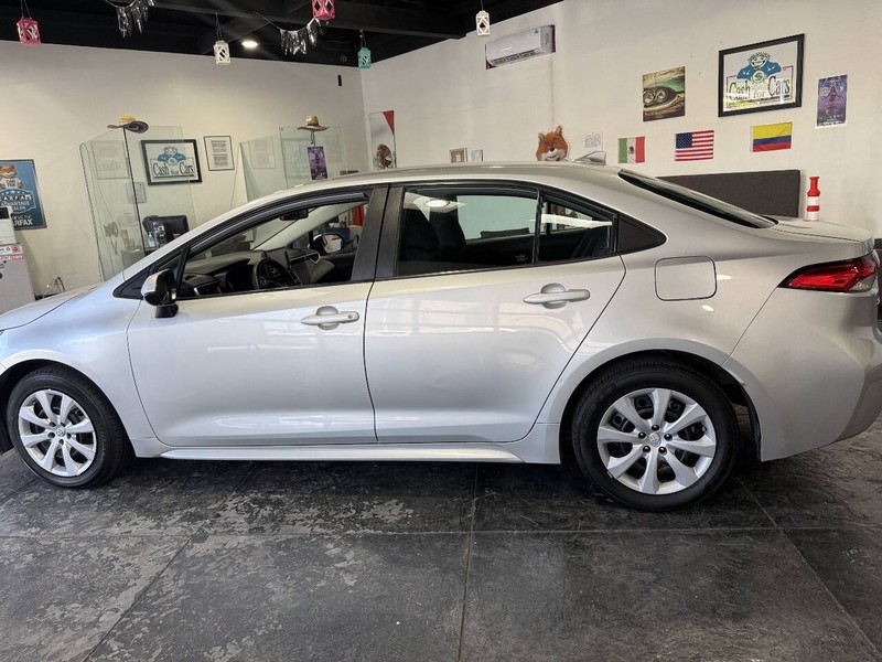 Toyota Corolla Vehicle Full-screen Gallery Image 13