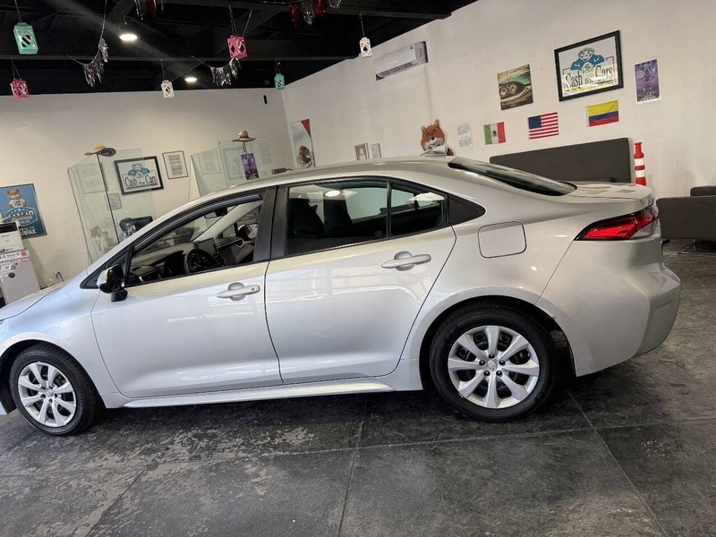 Toyota Corolla Vehicle Full-screen Gallery Image 14
