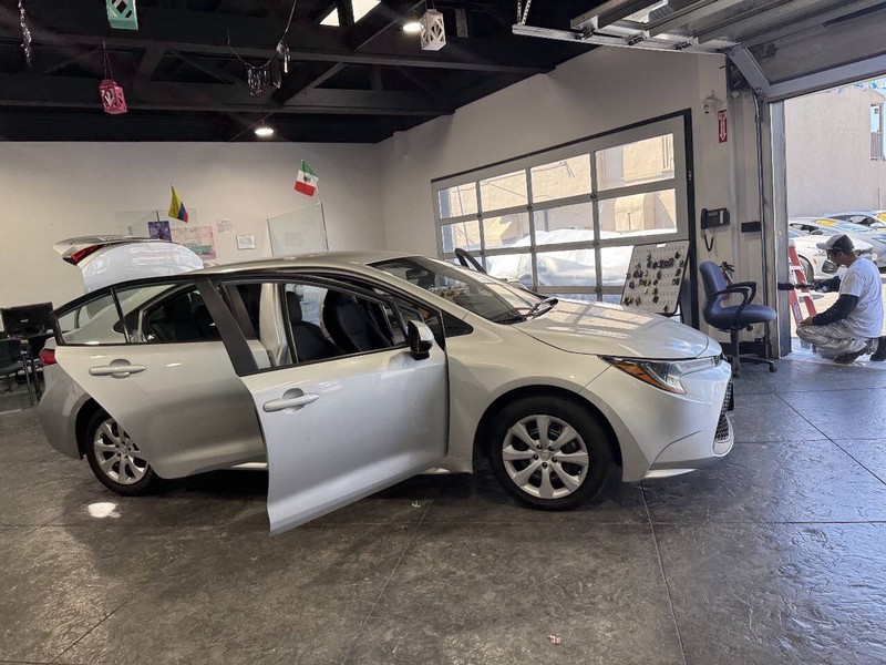 Toyota Corolla Vehicle Full-screen Gallery Image 25