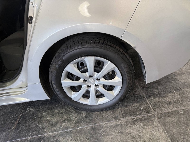 Toyota Corolla Vehicle Full-screen Gallery Image 29
