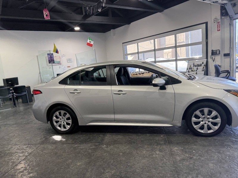 Toyota Corolla Vehicle Full-screen Gallery Image 36
