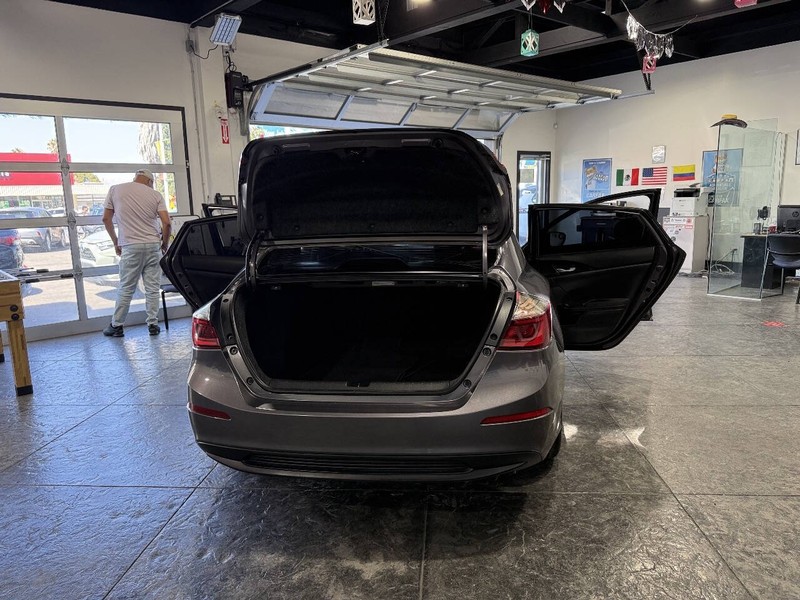 Honda Insight Vehicle Full-screen Gallery Image 47