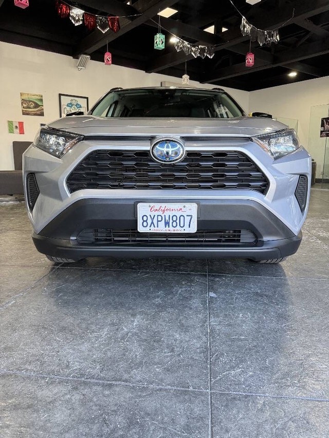 Toyota RAV4 Hybrid Vehicle Full-screen Gallery Image 02