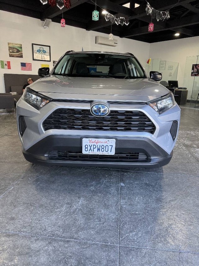 Toyota RAV4 Hybrid Vehicle Full-screen Gallery Image 04
