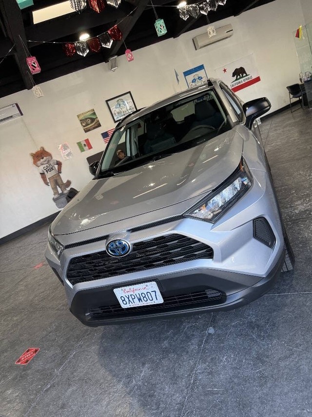 Toyota RAV4 Hybrid Vehicle Full-screen Gallery Image 05