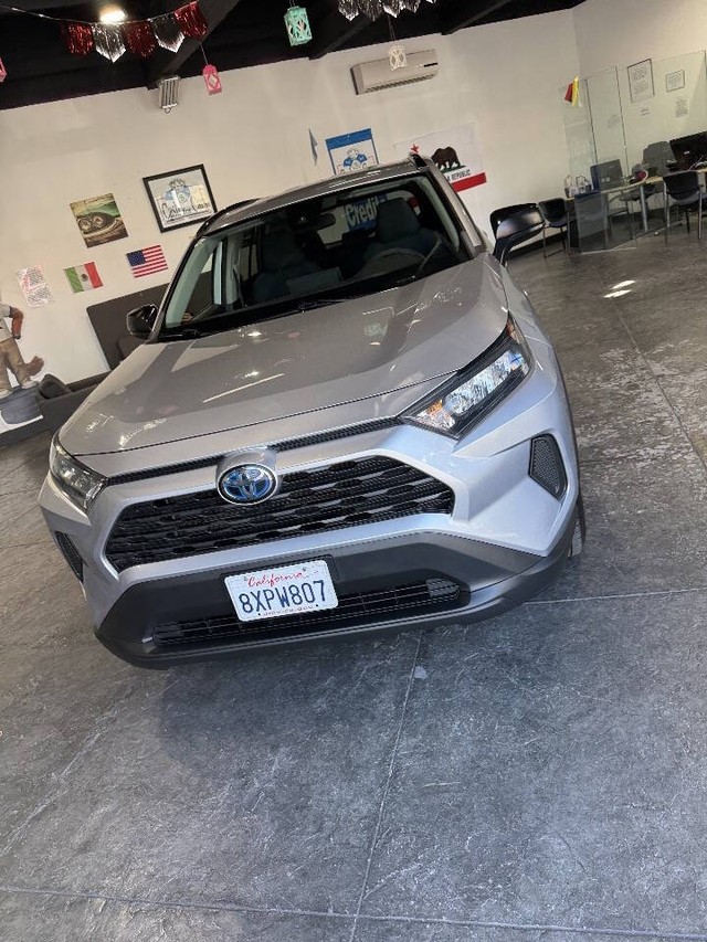 Toyota RAV4 Hybrid Vehicle Full-screen Gallery Image 06