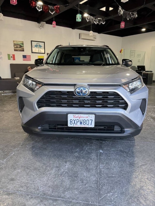 Toyota RAV4 Hybrid Vehicle Full-screen Gallery Image 07