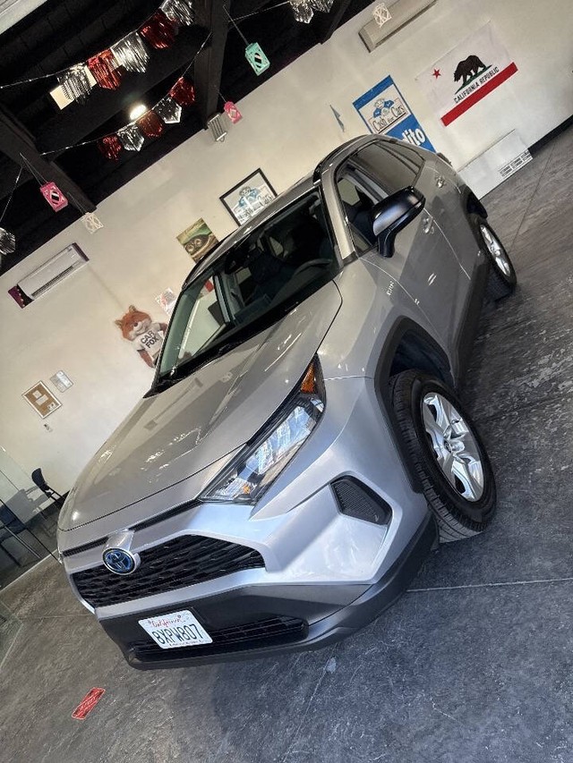 Toyota RAV4 Hybrid Vehicle Full-screen Gallery Image 08