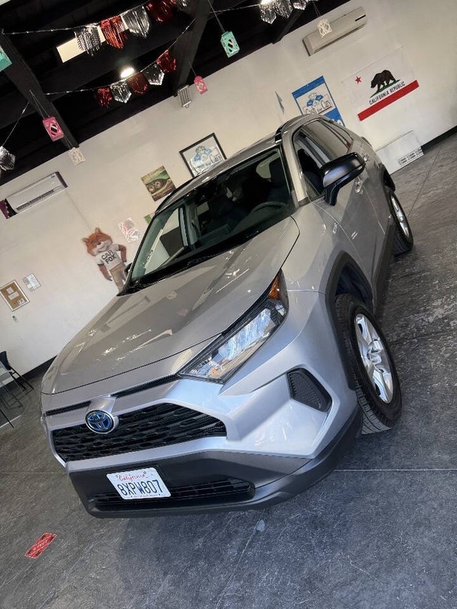 Toyota RAV4 Hybrid Vehicle Full-screen Gallery Image 09