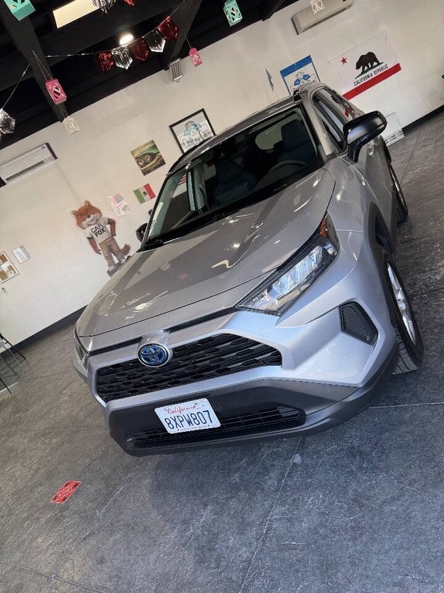 Toyota RAV4 Hybrid Vehicle Full-screen Gallery Image 10