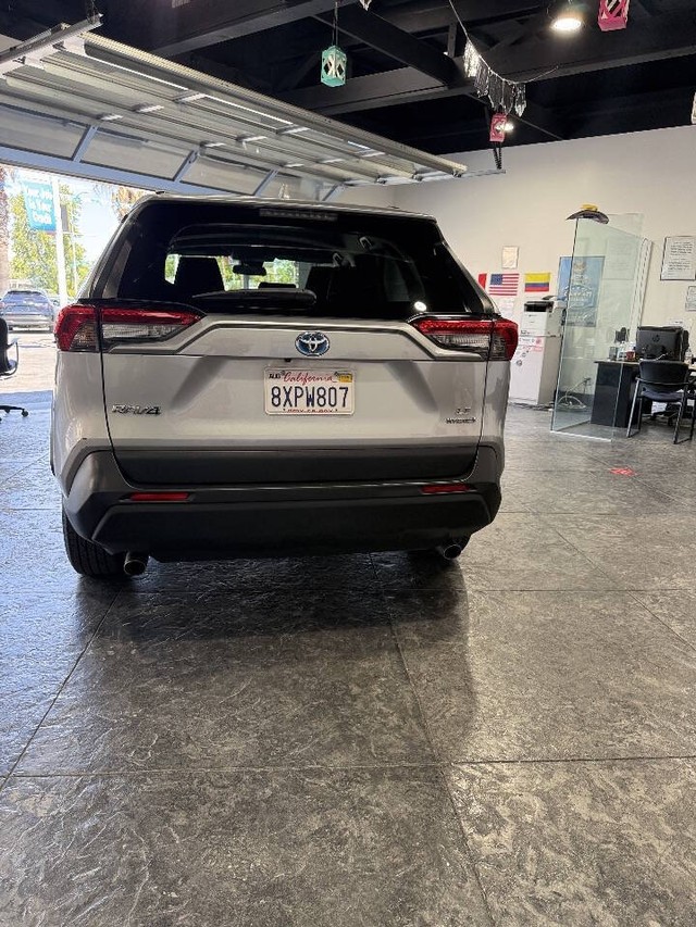 Toyota RAV4 Hybrid Vehicle Full-screen Gallery Image 20