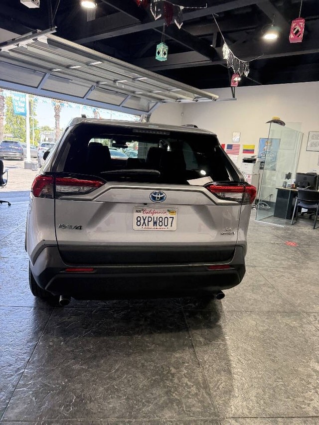 Toyota RAV4 Hybrid Vehicle Full-screen Gallery Image 21