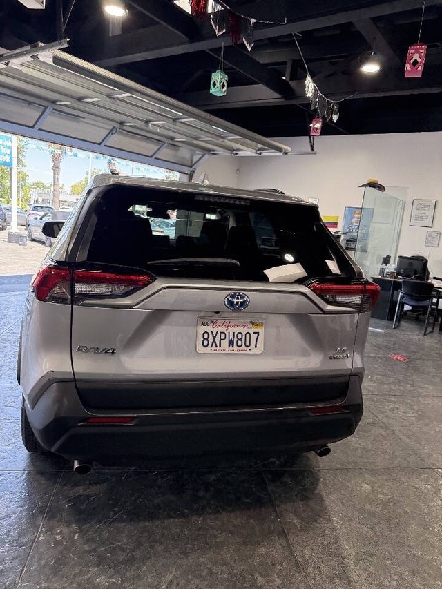 Toyota RAV4 Hybrid Vehicle Full-screen Gallery Image 22