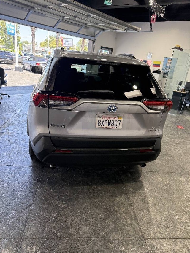 Toyota RAV4 Hybrid Vehicle Full-screen Gallery Image 24