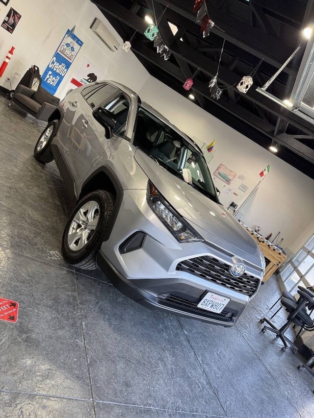 Toyota RAV4 Hybrid Vehicle Full-screen Gallery Image 35