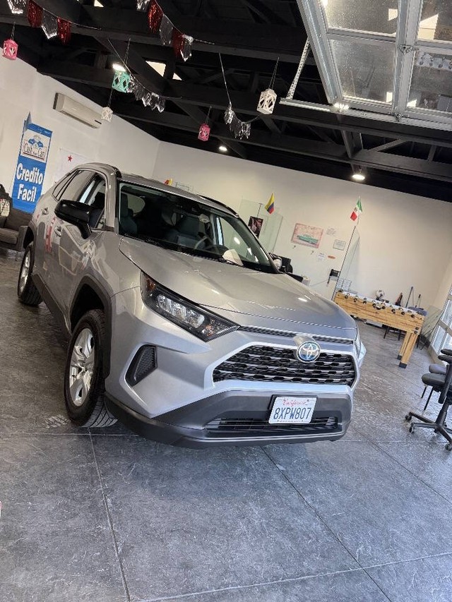 Toyota RAV4 Hybrid Vehicle Full-screen Gallery Image 36