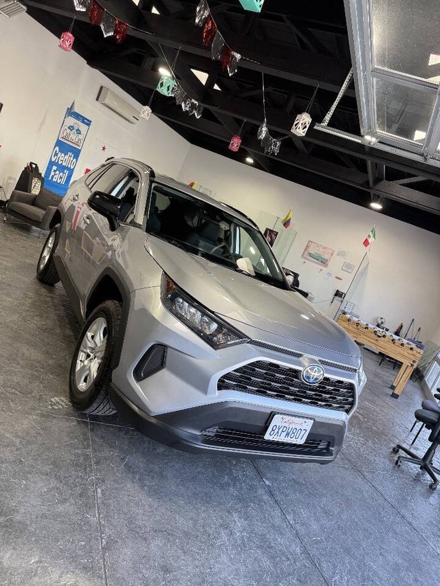 Toyota RAV4 Hybrid Vehicle Full-screen Gallery Image 37