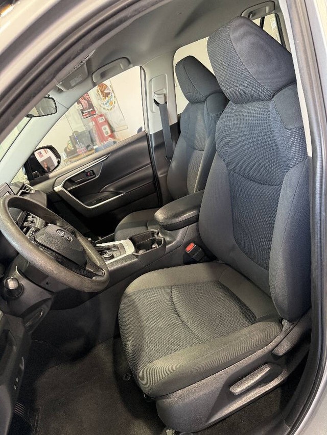 Toyota RAV4 Hybrid Vehicle Full-screen Gallery Image 38