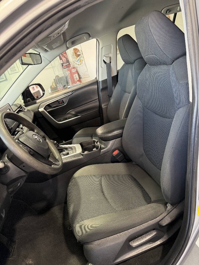 Toyota RAV4 Hybrid Vehicle Full-screen Gallery Image 39