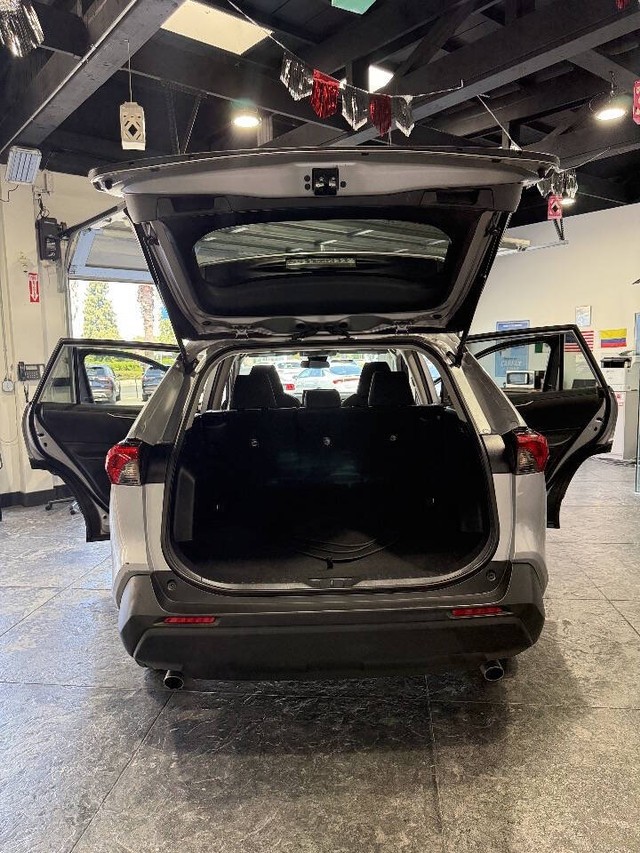 Toyota RAV4 Hybrid Vehicle Full-screen Gallery Image 41