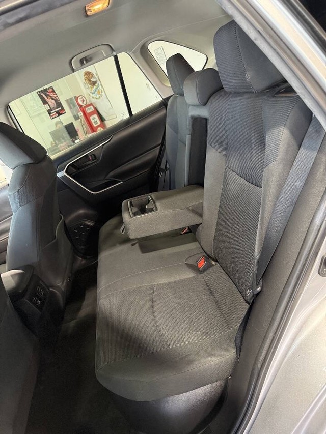 Toyota RAV4 Hybrid Vehicle Full-screen Gallery Image 42