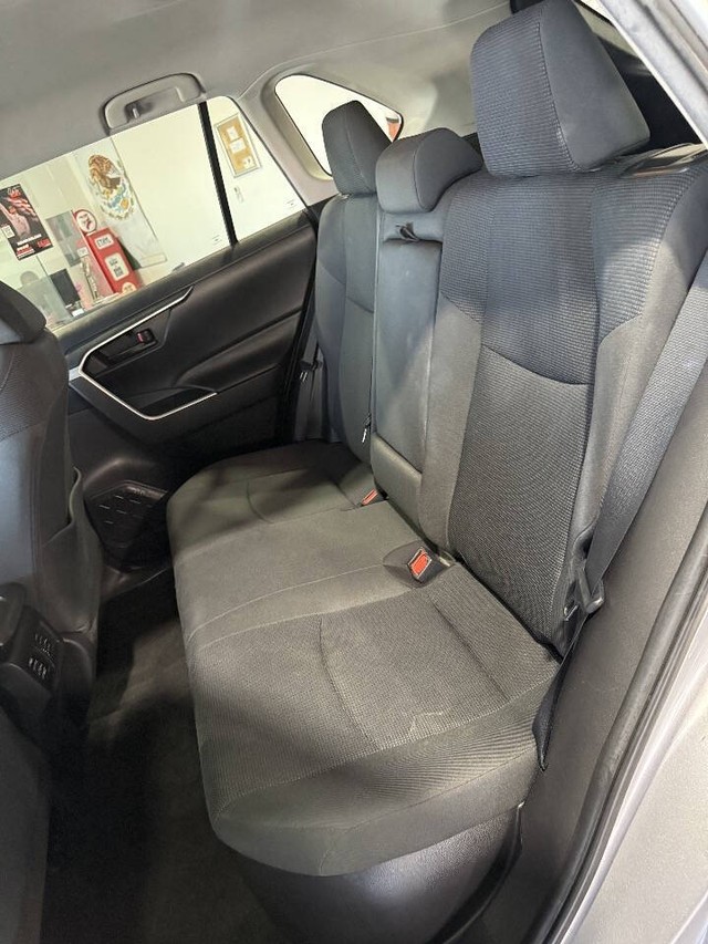 Toyota RAV4 Hybrid Vehicle Full-screen Gallery Image 43