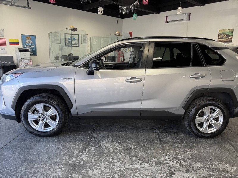 Toyota RAV4 Hybrid Vehicle Full-screen Gallery Image 11