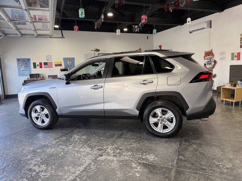 Toyota RAV4 Hybrid Vehicle Full-screen Gallery Image 15