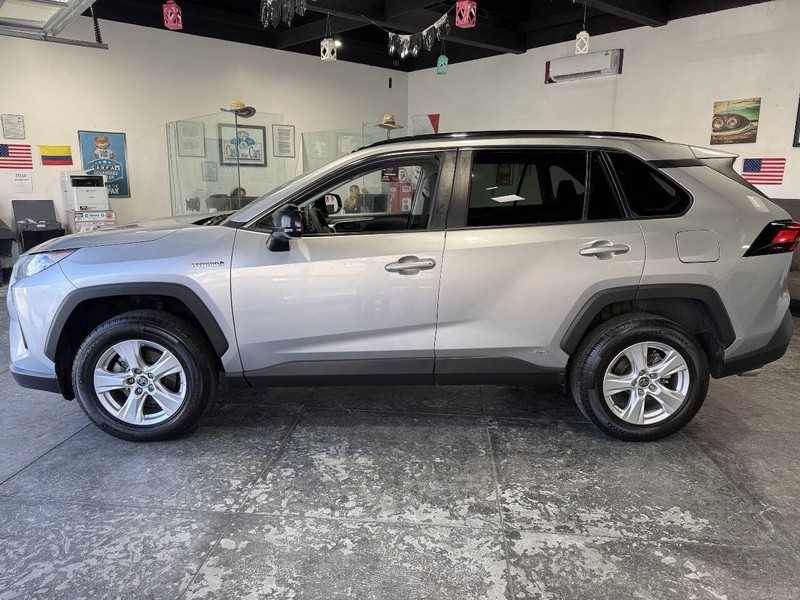 Toyota RAV4 Hybrid Vehicle Full-screen Gallery Image 16