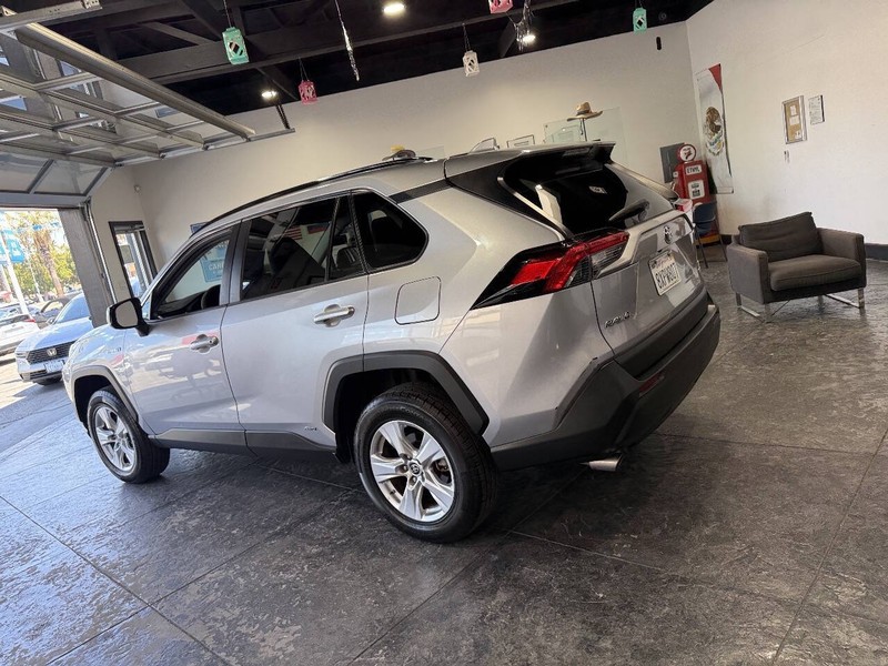 Toyota RAV4 Hybrid Vehicle Full-screen Gallery Image 17