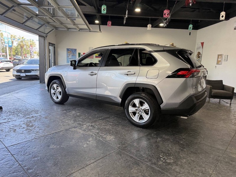 Toyota RAV4 Hybrid Vehicle Full-screen Gallery Image 18