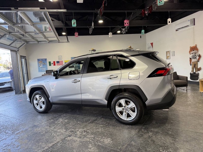 Toyota RAV4 Hybrid Vehicle Full-screen Gallery Image 19