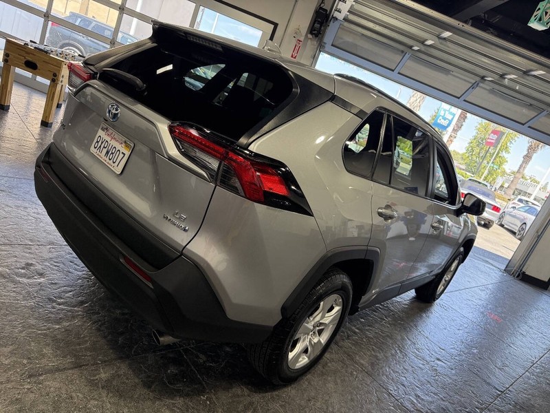 Toyota RAV4 Hybrid Vehicle Full-screen Gallery Image 23