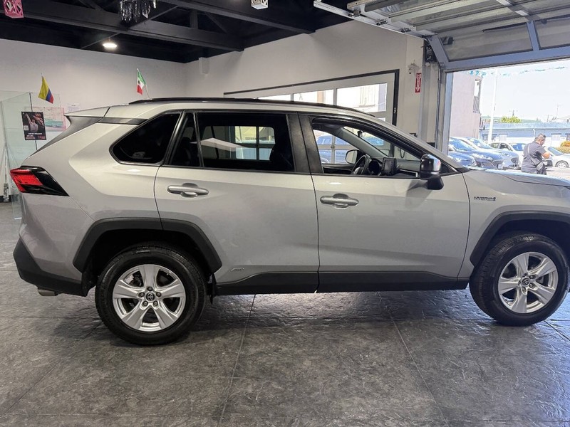 Toyota RAV4 Hybrid Vehicle Full-screen Gallery Image 26