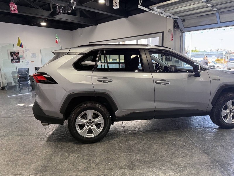 Toyota RAV4 Hybrid Vehicle Full-screen Gallery Image 27